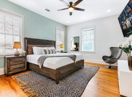 Hosteeva Amazing 4 BR Modern Condo with Balcony Near Frnch Quarter, condominio en Nueva Orleans