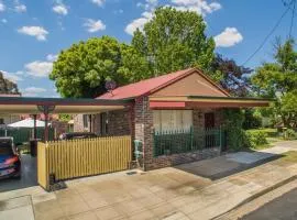 Central Armidale 2-Bedroom Apartment