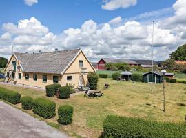 Bruksparkens Hostel, cottage in Vellinge