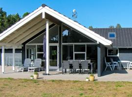 10 person holiday home in R dby, hospedaje de playa en Rødby