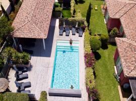 Villas CALA CORSA - 3 et 4 Chambres - CALA ROSSA Porto-Vecchio - Villas entièrement Climatisées avec Piscine Chauffée partagée et Piscines Privées - Internet gratuit, stuga i Porto-Vecchio