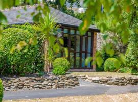 Charming Summerhouse Annexe in lush gardens in Fowey, hotel Fowey-ban