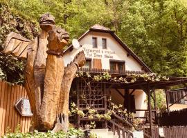 Restaurant a penzion Pod Draci skalou, hotel u gradu 'Karlštejn'