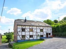 Spacious old farmhouse with top-of-the valley view, hotell i Trois-Ponts