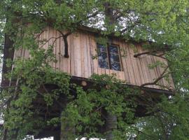 Treehouse Magpies Nest with bubble pool, hotel em Avesta