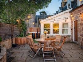 Riverside Cottage with wood fired hot tub in Cairngorms, sumarhús í Ballater