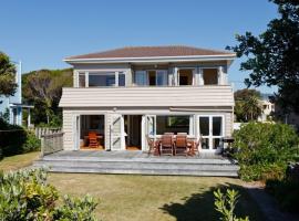 Beach House - Paraparaumu Beach Holiday Home, hotel en Paraparaumu Beach