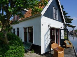 Lovely holiday home in Hindeloopen, hotel Hindeloopenben