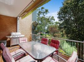 Relax in Coastal Townhouse with BBQ & Close Walk to Beach, Hotel in Avoca Beach