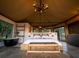 Sasi Africa Luxury Tented Bush Lodge, בקתה בברגוויל