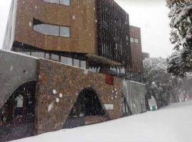 Buller Central Hotel, hotel di Mount Buller