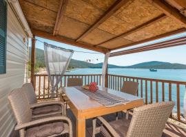 Seascape bungalow with terrace with seaview, bungalow en Mali Pašman