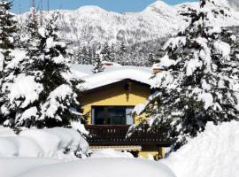 The Seefeld Retreat - Central Family Friendly Chalet - Mountain Views, hotelli kohteessa Seefeld in Tirol