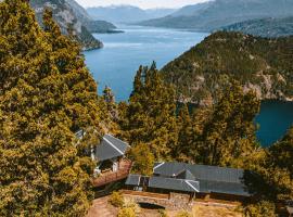 Arrayan Lake View Mountain Lodge & Casa De Te Arrayan: San Martín de los Andes şehrinde bir orman evi