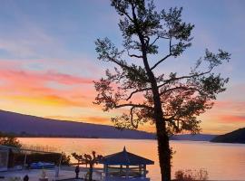 Situation exceptionnelle pour ce cosy studio avec terrasse SUR LAC, dans résidence avec PLAGE et ponton PRIVEE, hotel la plajă din Duingt