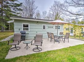 Charlevoix Cabin with Patio and Grill - Steps to Lake!, отель в городе Шарлевой