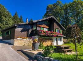 Chalet en pleine nature avec Spa, hotel u gradu 'Le Locle'