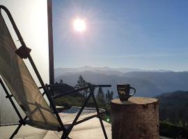 Tiny mountain cabin with a panoramic view, biệt thự ở Giljane