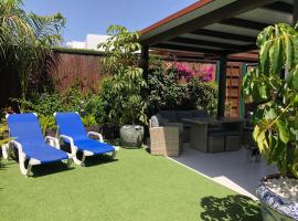 Bungalow Portos with amazing privet garden, מלון בפלאייה דל אינגלז