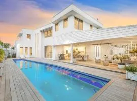 Coastal Luxe - 200m to the Beach plus Pool