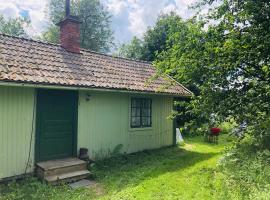 Tranquil Lakeside Cottage Retreat, hotelli kohteessa Avesta