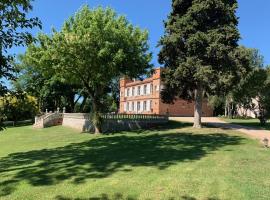 Château Ratou, hotel s bazenima u gradu 'Saint-Lys'