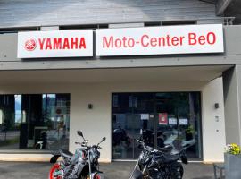 Moto-Center BeO AG (Bike & Bed), orlofshús/-íbúð í Brienz