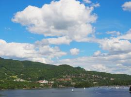 Cozy 2 bedrooms condo with stunning Mont Tremblant mountain and lakeview, hotel in Mont-Tremblant