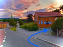 Private house-terrace-garden -parking-WiFi-smartTV, hotel u Trondheimu