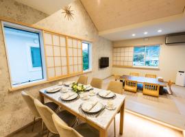 Guest Villa Hakone Yumoto RiverSide، بيت عطلات في هاكوني