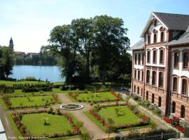 Hotel Am Tiefwarensee, hotelli kohteessa Waren