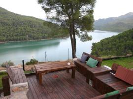 Casa Rural Los Parrales, lantligt boende i El Tranco