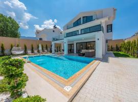 Luxury 4-Bed Villa with private pool and Jacuzzi, hotel di Ovacik