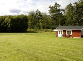 Cozy Cottage near lake, hotel en Hässleholm