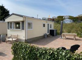 Chalet Ibiza in de duinen van IJmuiden aan Zee, hotel a IJmuiden