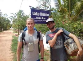 Lake House Homestay, hotelli kohteessa Anuradhapura