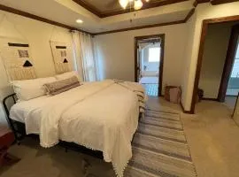 8beds, KING BED, fireplace, & whirlpool Sleeps 12