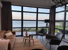 Traum Chalet am Ijsselmeer, hotel u gradu 'Enkhuizen'