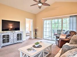 Bright and Airy Resort Condo Golf, Shop and Swim, hotel v destinaci North Myrtle Beach