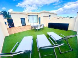 Riviera Park Bungalow (RPB), 2 Bedrooms, 1 Bathroom, Ground Floor, hótel í Puerto del Carmen