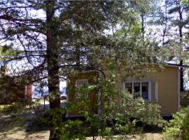 Old Finnish lakeside cottage with sauna, hotel di Oulu