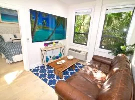 Tropical Beach Condo - Pool, Shops, 86" TV, WiFi