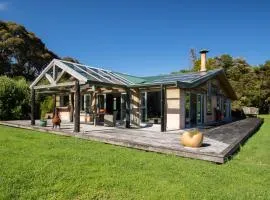 Golden Paradise - Rangihaeata Holiday Home