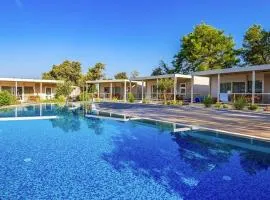 Mobile home Mediteran Superior by the pool in caravan park Strasko, Novalja