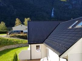 Cheerful 4-bedroom home with fireplace, 1,5km from Flåm center, hotel v mestu Aurland