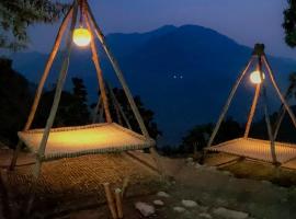 Neerville Waterfall Glamping- Neer waterfall, luxe tent in Shivpuri