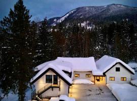 Revelstoke Modern Farmhouse, готель у місті Ревелсток