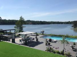 Exclusive Lakefront Mansion with pools in Stockholm, хотел в Tyresö