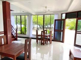 Beach Walk Villa Maldives, hotel i Gulhi