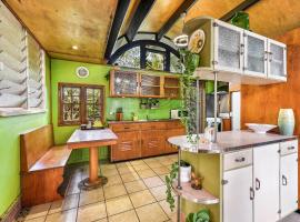 Cottonwood Cottage - Couples 'pet friendly' retro escape: Mudjimba şehrinde bir otel